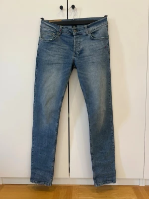 Blå raka jeans från Dondup - Snygga blå jeans från Dondup. Slim fit modell utan defekter. Passar perfekt nu till våren och sommaren.