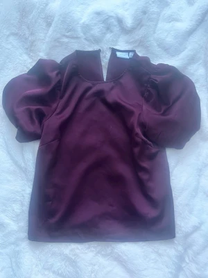 Tröja  - Super fin tröja från VILA💞 vinröd, knappt använd. Pris kan diskuteras!!