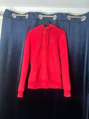 Röd Jordan Zip hoddie - En Röd Jordan zip hoddie i storleken Xs, är en väldigt fin tröja sitter bra och har använts ett par gånger. Orginalpris 900