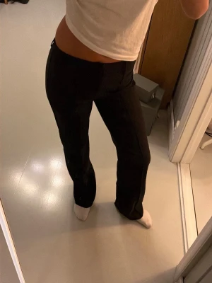 Svarta kostymbyxor från Madlady - Säljer mina assnygga Madlady kostymbyxor. Strl 34/Tall. Längden är bra för mig som är 177. 