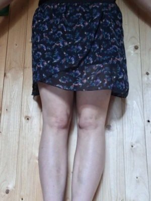 Svart blommig kortkjol - En kort, sval, somrig sol med blommigt tryck på. Mycket bekväm men inte min stil, därav till salu. Uppskattningsvis storlek s, men det står inte på kjolen. Den är också rätt så stretchig. Vill bli av med grejer så kan sälja billigt, köpare föreslår pris 🍀