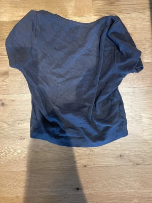 Svart croppad t-shirt💕 - En enkel svart croppad t-shirt med korta ärmar och rund halsringning. Tillverkad i mjukt bomullstyg som känns skönt mot huden. Tröjan är rygglös där bak.💕