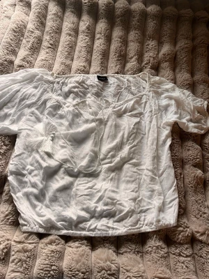 Vit blus från Vila - Säljer en luftig vit blus från Vila. Den har en avslappnad passform och är gjord i ett tunt, lätt tyg 💗Priset går att förhandla