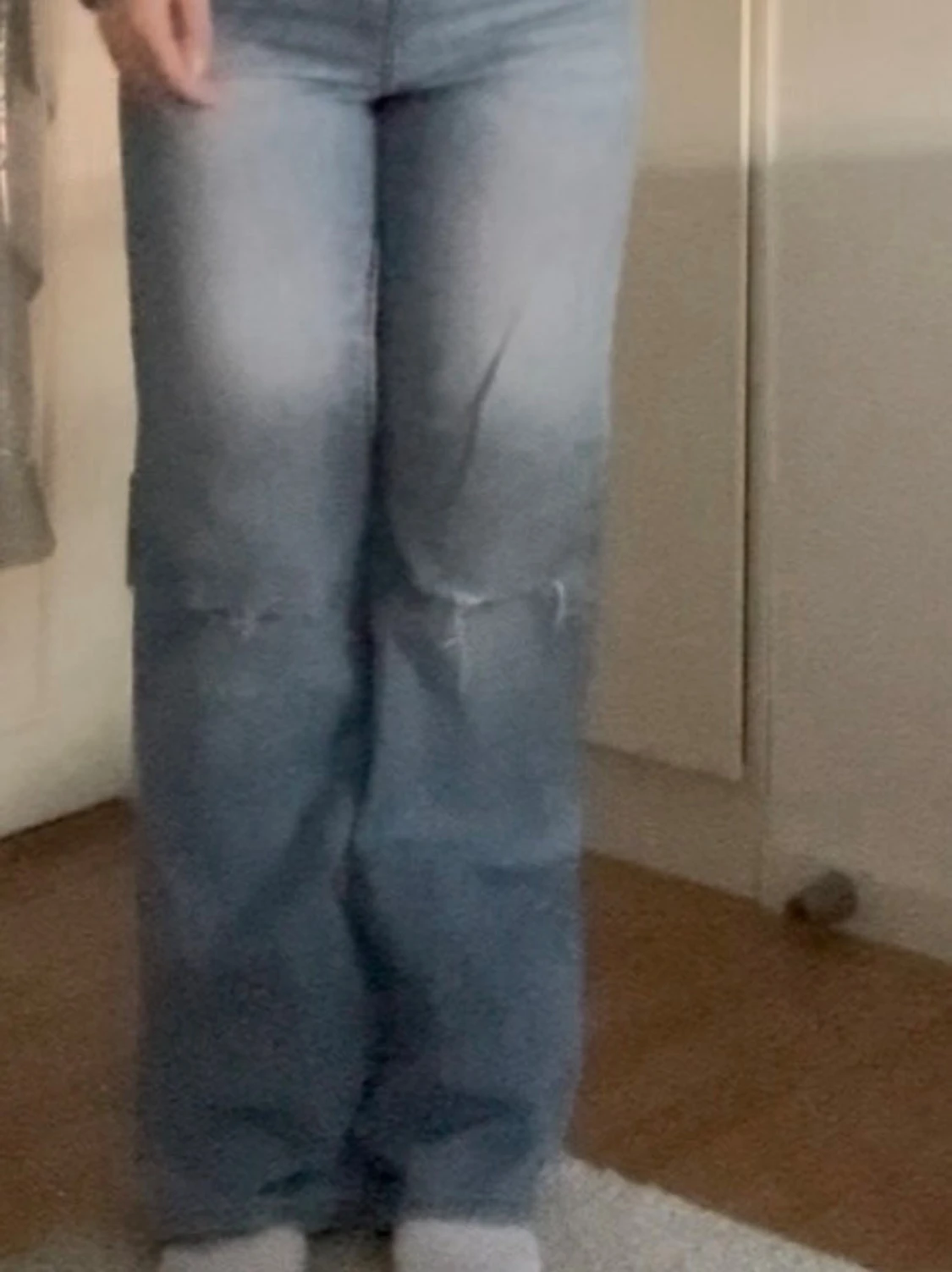 Blåa vida jeans med slitningar