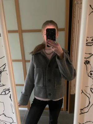 Grå kappa - Säljer en superfin kappa från Kappahl💕Den är i jättebra skick och passar perfekt nu till våren!
