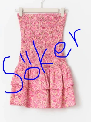 SÖKER gina tricot klänning - Söker denna klänning från gina i strl M! Hör gärna av er!❤️🙏