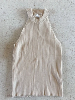 Beige halterneck topp - Beige halterneck topp från Mango. Säljer en likadan i svart. 