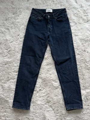 Lösa jeans JJXX - Löst sittande jeans som kan hänga från midjan, väldigt blåa ⭐️knappar framtill 