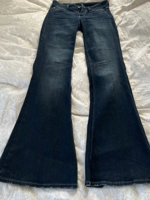 Cheap Monday jeans - Mörkblå cheap Monday jeans, färgen star blue🙏🏻st 27/32✨ lite slitna nedtill men annars bra skick