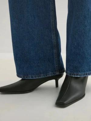 Svarta stövletter med smal klack - Snygga svarta stövletter med smal kitten heel och fyrkantig tå. Skorna har en minimalistisk design och är tillverkade i slätt material som liknar läder. Perfekta för dig som gillar stilrena och trendiga boots.