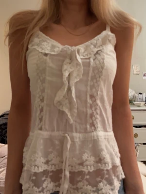 Abercrombie & fitch spetslinne  - Söt vit linnetopp med spets och volangdetaljer framtill från abercrombie & fitch i st xs-s