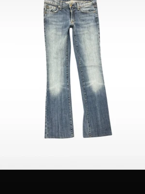 Bootcut jeans - Snygga bootcut jeans i ljusblå denim med slitna detaljer och klassisk femficksmodell. Midja 36, inneben 78