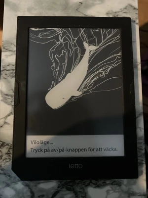 Adlibris Letto e-bokläsare svart - Säljer en svart Adlibris Letto e-bokläsare med frontlight. Den har en rektangulär form och är tillverkad i plast. Perfekt för att läsa e-böcker med justerbar belysning och enkel navigering via knappar på sidan.