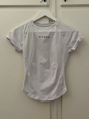 Tränings T-shirt  - Säljer denna super snygga tränings T-shirt då jag tyvärr inte får användning av den. Den är från Gtech k storlek M. Endast använd fåtal gånger💖