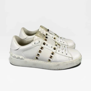 Valentino Rockstud Skor | 36 - Valentino Rockstud sneakers med guldiga nitar | Grymt skick | Storlek 36 | Endast skorna ingår | #32
