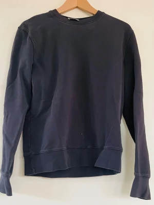 Acne Studios Hoodie - En jättefin tröja/hoodie från Acne Studios som tyvärr inte passar längre. Jättefint skick förutom några små fläckar längst ner (syns på bild) men annars inget som man tänker på! Skriv gärna vid frågor och funderingar. Pris kan diskuteras☺️