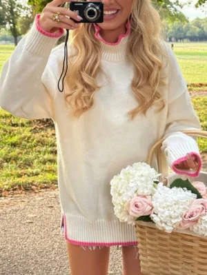 Vit polotröja med rosa detaljer - Vit polotröja med rosa detaljer från meet me there x filippa! Storlek S/M💕Nästan oanvänd!