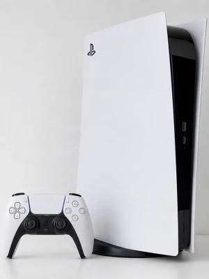 Ps5 konsoll nyskick - Säljer nu mitt ps5 då det verkligen inte kommit till användning och där av att det är i nyskick.                     Vad som kommer med:                                                   Ps5 konsol.                                                                              Ps5 kontroll.                                                                           HDMI kabel. Allt för att kunna dra igång och spela direkt. 