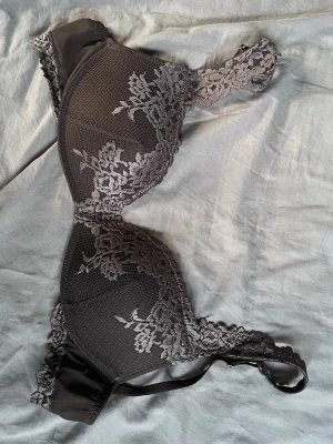 Brun intimissimi bh - Lite använd intimissimi bh i säsongens nya färg. Är i storlek 75D men denna modell är liten i storleken så passar nog någon med 75C bäst.