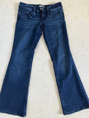 Mörkblå lågmidjade jeans från Gina tricot  - Säljer mina jeans från Gina tricot för att dom lite för korta för mig. Jeansen passar jättefint och är i storlek 152, dom är helt nya och är använda bara en gång, priset kan diskuteras. 