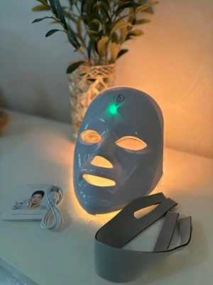 LED Face Mask – 7 färger | Spa & skincare hemma - LED light therapy mask med 7 olika färger för skincare hemma.  Många använder LED-masker som del av sin hudrutin för glow, acne och self care.  ✔ 7 ljusfärger ✔ USB-laddare ingår ✔ Justerbart band ingår ✔ Enkel att använda ✔ Helt ny ✔ Originalförpackning   Perfekt för spa-känsla hemma och populär på TikTok.  Skickas snabbt.