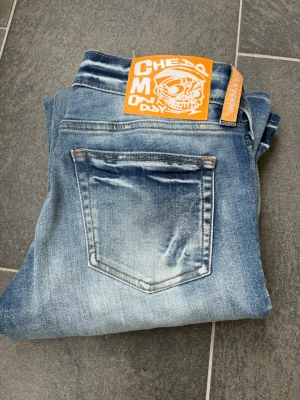 Blåa jeans från Cheap Monday - Ja jag är 171cm lång dom passar mig jättebra i längden o midjan, storleken 28/34 ny pris 399 mitt pris 300 det kan ändras vid snabb affär, har inte använt dom mycket max fem gånger. Ja kommer inte skriva några bild när ja har jaens på mig tyvärr. 