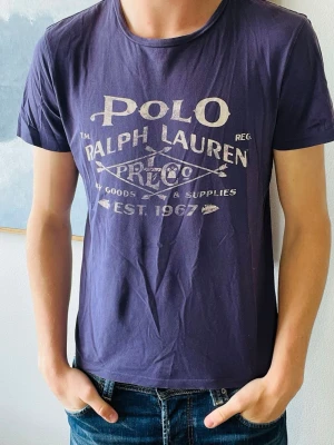 Ralph Lauren t shirt - Snygg Ralph Lauren t shirt i storlek M. Modellen på bilden är 190 och väger 85. Vid köp av fler erbjuder jag alltid rabatt😊