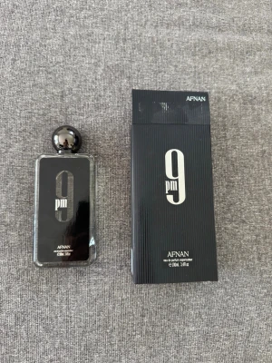 Afnan 9PM Eau de Parfum 100ml - Säljer Afnan 9PM Eau de Parfum som är en väldigt fruktig och fräsch doft. Använt nån gång, skulle säga att det är ungefär 98/99 ml i flaskan. Vill sälja fort så om du vill lukta gott för en partner eller liknande i sommar eller vinter så löp och köp!