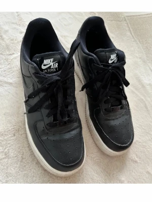 Nike Air Force svarta  - Svarta Nike Air Force. Går att rengöra, dem är ändå i fint skick. 