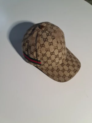 Keps - Hej säljer nu en helt ny keps riktigt snygg med den beige färgen.                                                                 Hör av er vid frågor