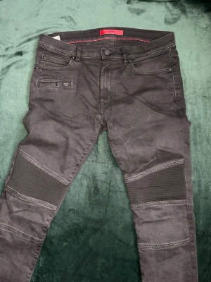  Hugo  -  Ett par Svarta Hugo Boss jeans med en Hugo logga Över Högra bakfickan. Perfekt för den som gillar Street Stilen skulle nog passa med en Hugo hoodie. Pris kan diskuteras. MVH stentorparchive⚓️