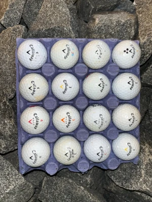 16 vita golfbollar från Callaway - Säljer ett set med 16 vita golfbollar från Callaway. Bollarna har klassisk dimple-yta. Perfekt för dig som vill fylla på golfväskan med kvalitetsbollar och inte betala flera hundra.