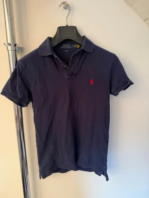Polo Ralph Lauren piké - Tjabba! Säljer nu denna polo Ralph laruen pikén i storlek Xs! Den är i ett bra skick, inga defekter! Om ni har några tankar eller funderingar så är det bara att höra av sig!😄