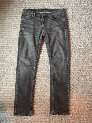 Gråa nudie jeans lean Dean - Säljer ett par snygga lean Dean i L31 w32  inga defekter  