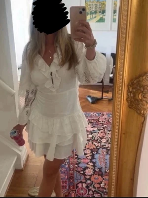 Maje studentklänning - Söt vit klänning från maje, perfekt till sommaren. Använd en gång så i ny skick! Storlek 34 men passar mer som s. 