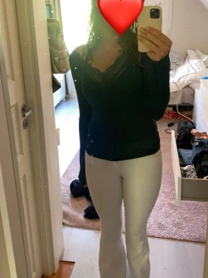 Mörk grön intimissimi tröja med spets🩷 - Snygg svart långärmad topp med v-ringning och spetsdetaljer vid halsen. Figurnära passform som framhäver siluetten och ger en elegant look. Perfekt att matcha med både jeans och kjol för en trendig outfit.