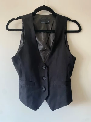 Svart väst från ASOS DESIGN - Stilren svart väst från ASOS DESIGN😍😍