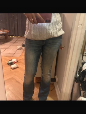 bershka bootcut jeans 2000s - Säljer ett par blå bootcut jeans med snygga slitningar och lätt tvättad look. Jeansen har klassisk femficksdesign och normal midja. Perfekta för dig som gillar en avslappnad men trendig stil.bershka bootcut jeans 2000s selling cause i don’t wear it anymore. there’s some loose strings at the bottom but it can add to the vibe haha 