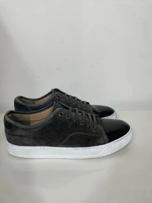Lanvin skor Grey - Hej! Säljer dessa riktigt snygga lanvins i elephant grey. De är använda ett fåtal gånger men i ett världigt bra skick. De är i storlek 43. Skriv om du har några frågor! 