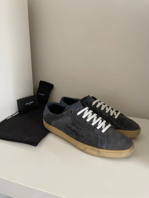 Saint Laurent Skor  - Säljer nu dessa Saint Laurent skor som är i fint skick bortsett från att de lossnat lite i hälen, vilket ej märks/syns. där extra skosnören och ysl kort ingår men ej dustbag, skriv för fler bilder/frågor🙌🏼