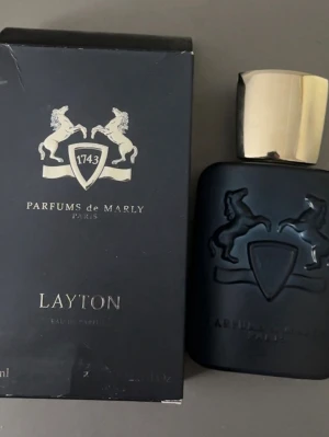 Parfums de Marly Layton  - Lyxig parfym från Parfums de Marly, Layton Eau de Parfum. Volymen är 75 ml varav 45 ml finns kvar i flaskan. Hör av vid dig intresse! 