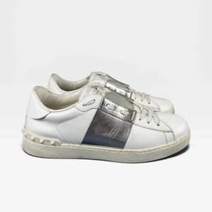 Valentino Open Silver | 40.5 - Valentino Open Sneakers i silvrig färg | Grymt skick | Storlek 40.5 | Extra skosnören ingår | #21