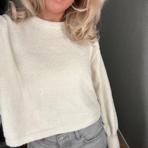 Tröja  - Söt krämvit tjocktröja med super skönt material.  Endast använd ett fåtal gånger.🥰