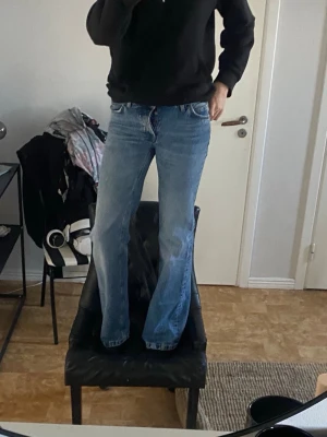långa jeans med låg midja - säljer ett par otroligt snygga jeans!! tyvärr va dom för små för mig, därför är gylfen öppen. jag är 180cm lång för referens🥰