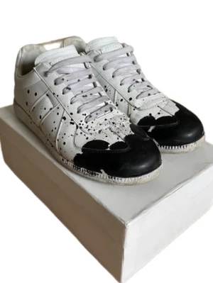 Slutsålda Maison Margiela Vit/Svart storlek 42 - Mer cleans färger än andra margiela skorna. Storlek 42. Mycket bra skick. Använda ett fåtal gånger. Tagit väl hand om dem. BOX INGÅR, SKICKAS SNABBT⚡️