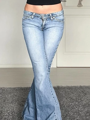 Levis - Midjemått: 36cm rakt över, innerbenslängd: 80cm 💗