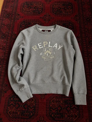 Vintage Replay crewneck sweatshirt - Jättesnygg och sällsynt sweatshirt från replay i storlek S, utan några defekter. Vid frågor och funderingar så äre bara att höra av sig. Pris går att diskutera! 💯🤝