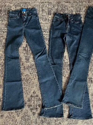 Bootcutjeans mörkblå M.i.h - Säljer dessa bootcut jeans från M.i.h. Står ingen storlek inuti men uppskattar till storlek 24/25. Midjemåttet är 33 cm men stretchas ut till 36 cm. Innerbenslängden är 83 cm. De är använda fåtal gånger och i fint skick. 600 kr + frakt! Vid fler frågor, etc skriv privat 🫰🏼☀️🥳🙌🏼⛱️