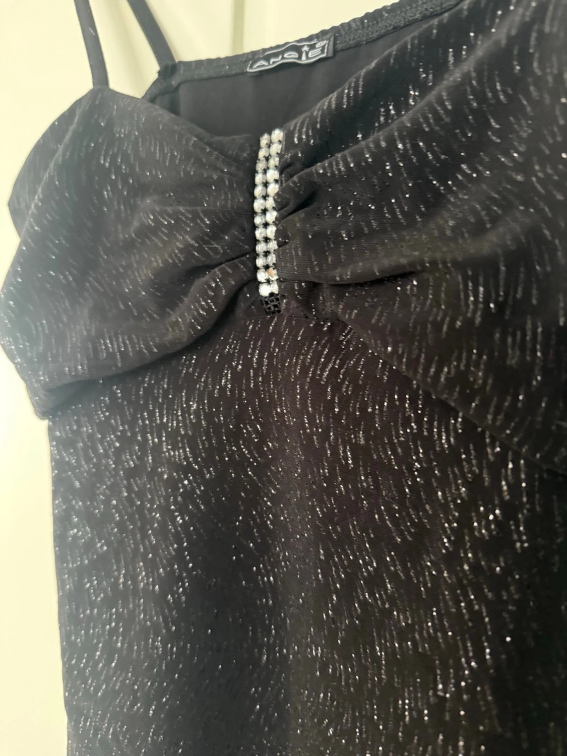 Svart glittrig topp med rosett - 1