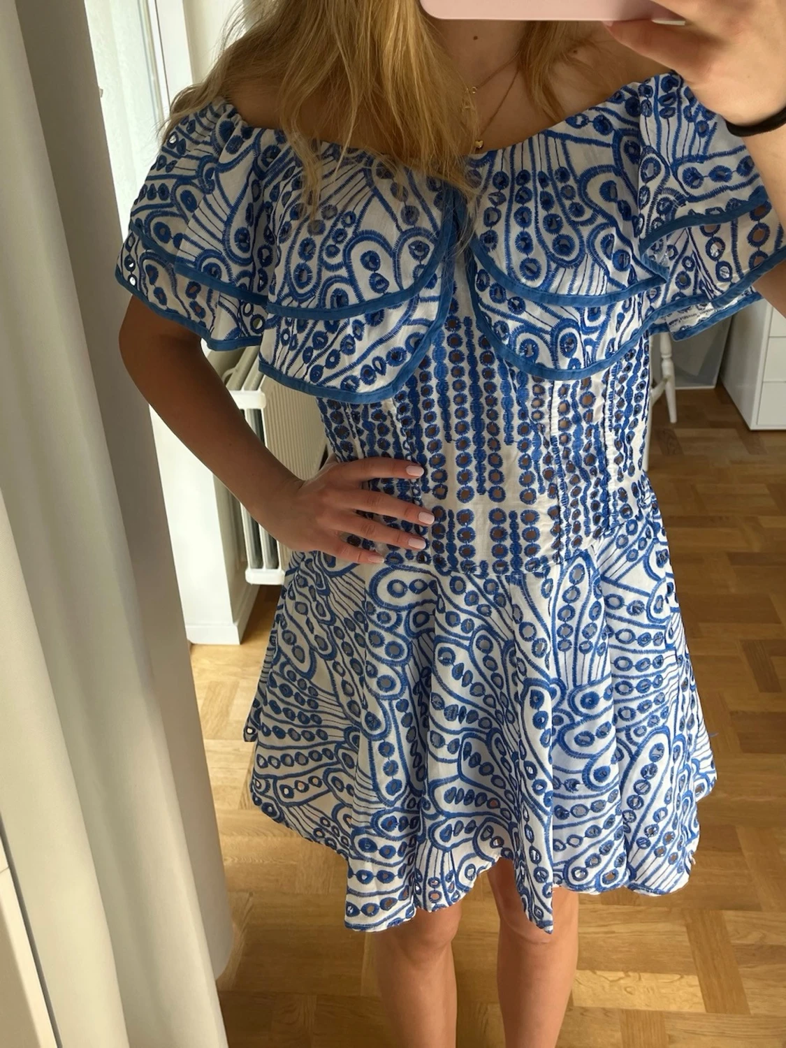 Blåvit offshoulder kortklänning - 1